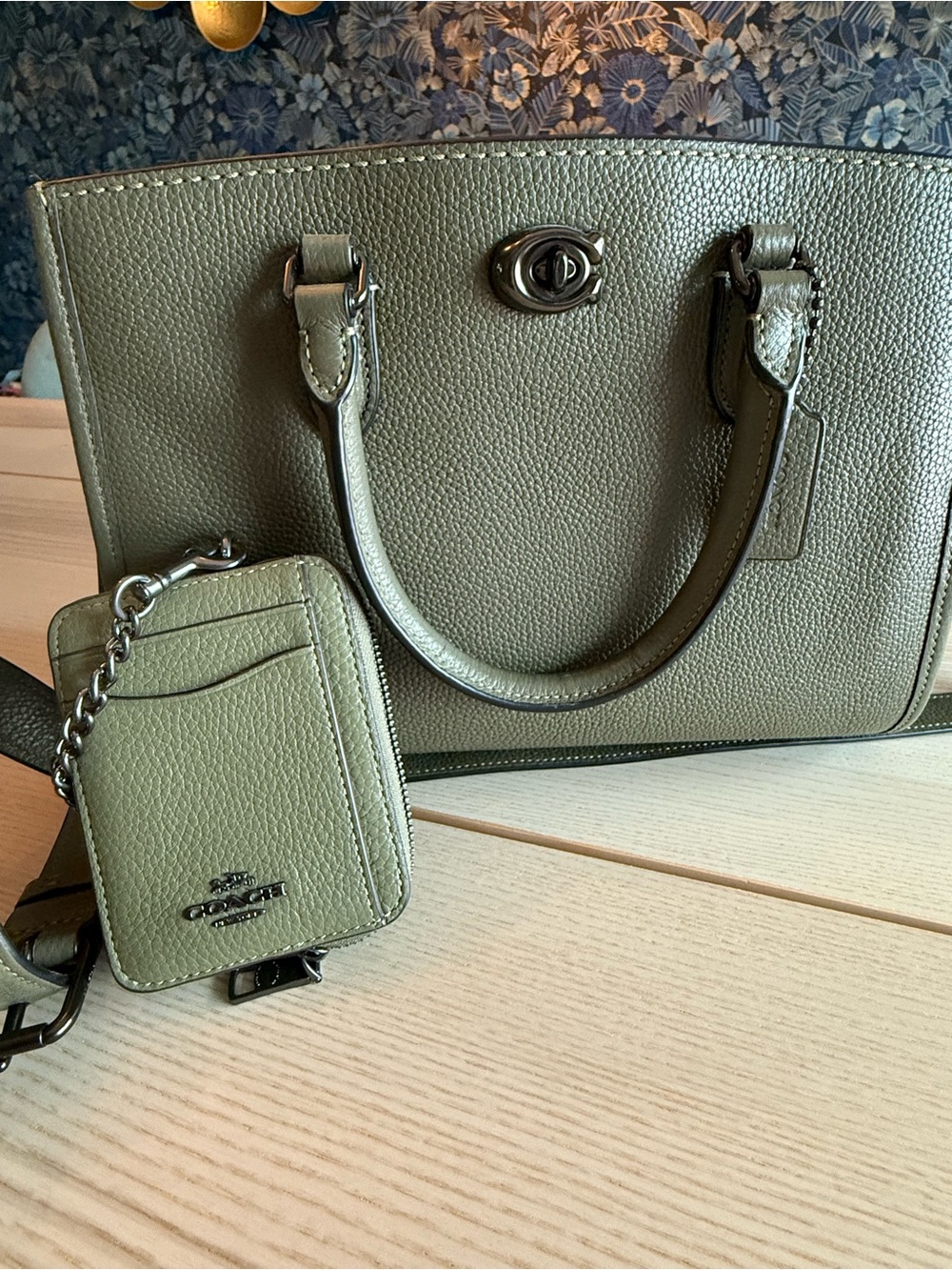 Coach Carry all 28 Army Green Leather Tote with Card Case Wallet